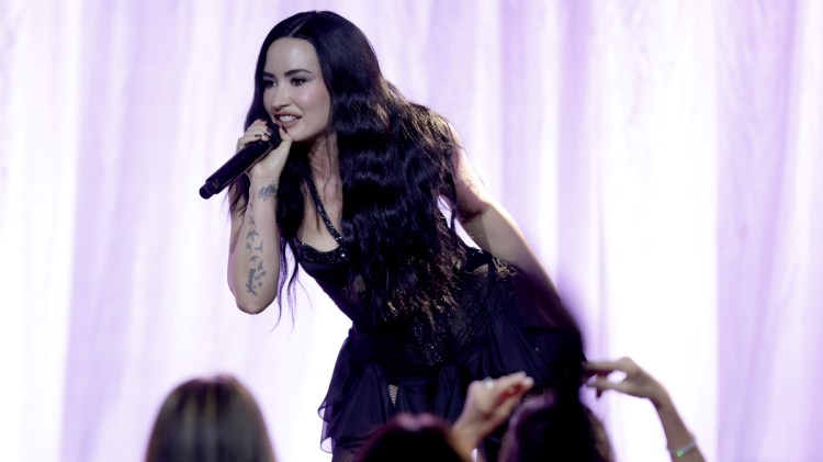 Demi Lovato Invites Joe Jonas on Stage To Perform “On the Line” for First Time Since 2008