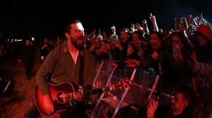 The Meaning Behind “Porch Light” by Noah Kahan and His Mother’s Reaction to Her Son’s Fame