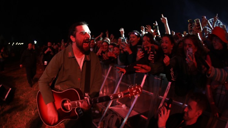 The Meaning Behind “Porch Light” by Noah Kahan and His Mother’s Reaction to Her Son’s Fame