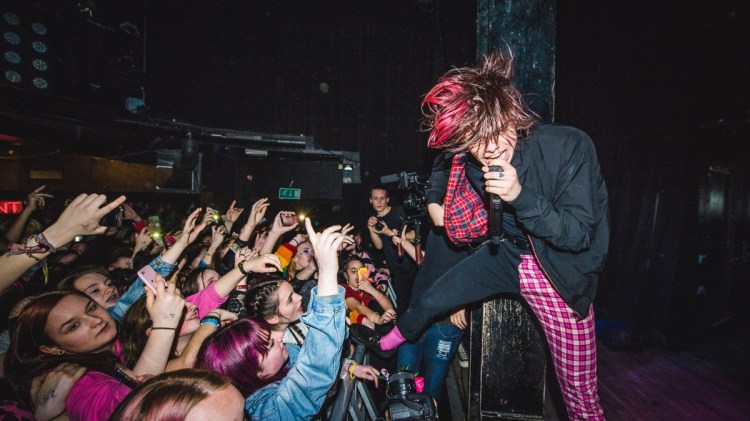 The Meaning Behind “Parents” by Yungblud and a Youth Anthem for Alienated Punks