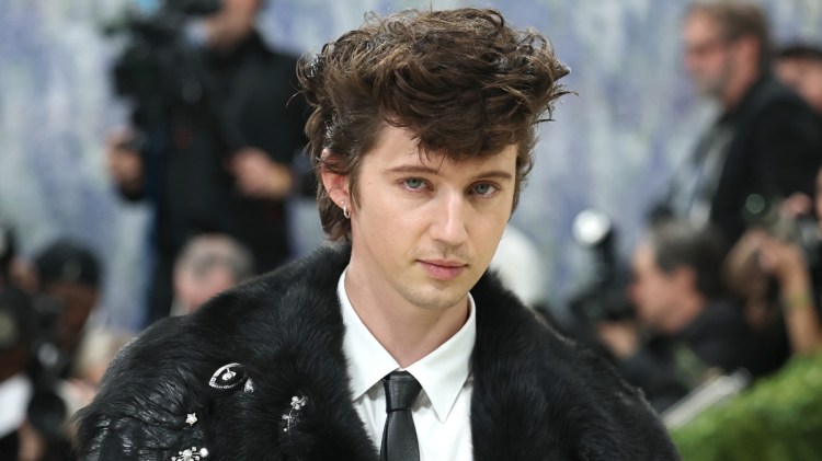 The Meaning Behind “She’s The Best” by Troye Sivan and an Awestruck Ode to Women
