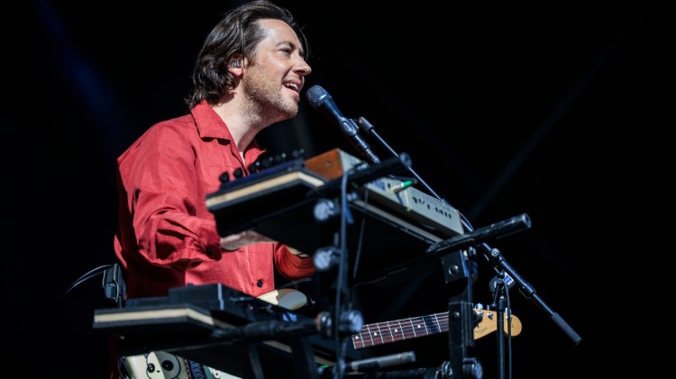 A Couple Can’t Avoid a Doomed Romance in “Greek Tragedy” by The Wombats