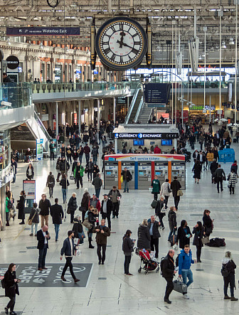 Waterloo Station concourse<br>Photo: <a href="https://www.geograph.org.uk/photo/5206600" target="_blank">Christine Matthews</a>, Geograph Project, CC 2.0 