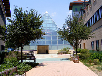 Lamar Bruni Vergara Science Center in Laredo<br>Photo: <a href="https://www.flickr.com/photos/lordsutch/2588682334/" target="_blank">Chris Lawrence</a>, via Flickr, CC 2.0