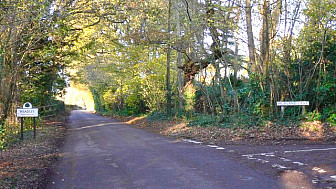 Liphook Road junction at Headley<br>Photo: <a href="https://www.geograph.org.uk/photo/1585285" target="_blank">Shazz</a>, Geograph Project, CC 2.0