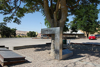 James Dean Memorial. Crash site was about 900 yards north of tree.<br>Photo: <a href="https://en.wikipedia.org/wiki/File:JamesDeanMemorialCholame.jpg" target="_blank">Torr Leonard</a>, Wiki Commons, CC 3.0