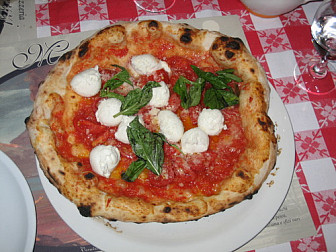 Pizza Margherita<br>Photo: <a href="https://commons.wikimedia.org/wiki/File:Traditional_pizza_from_Napoli.jpg">Austin Keys</a>, <a href="https://creativecommons.org/licenses/by-sa/2.0">CC BY-SA 2.0</a>, via Wikimedia Commons