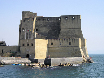 Castle Dell'Ovo on the island of Megaride in the Gulf of Naples<br>Photo: <a href="https://commons.wikimedia.org/wiki/File:Castelo_do_Ovo.jpg">Gil</a>, <a href="https://creativecommons.org/licenses/by/2.0">CC BY 2.0</a>, via Wikimedia Commons