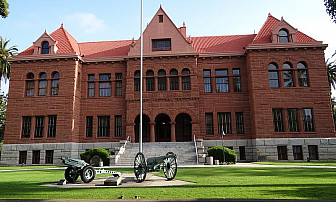 Old Orange County Courthouse in Santa Ana<br>Photo: <a href="https://commons.wikimedia.org/wiki/File:Old_Orange_County_Courthouse,_Santa_Ana,_California.jpg">Cbl62</a>, <a href="https://creativecommons.org/licenses/by-sa/3.0">CC BY-SA 3.0</a>, via Wikimedia Commons