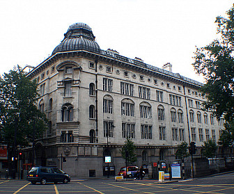 St. Martins College<br>Photo: <a href="https://commons.wikimedia.org/wiki/File:Central_Saint_Martins_College_of_Art_and_Design.jpg">Entangle</a>, <a href="https://creativecommons.org/licenses/by/3.0">CC BY 3.0</a>, via Wikimedia Commons