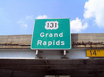 Overhead sign<br>Photo: <a href="https://commons.wikimedia.org/wiki/File:US_131_overhead_bridge_sign,_Grand_Rapids.jpg">Stevan Sheets</a>, <a href="https://creativecommons.org/licenses/by/2.0">CC BY 2.0</a>, via Wikimedia Commons