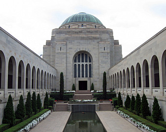 War memorial<br>Photo: <a href="https://commons.wikimedia.org/wiki/File:War_memorial_01.jpg">John Torres at en.wikipedia</a>, <a href="https://creativecommons.org/licenses/by-sa/3.0">CC BY-SA 3.0</a>, via Wikimedia Commons