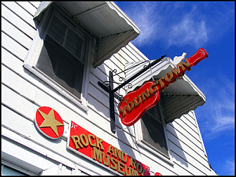 Neil Young Museum<br>Photo: <a href="https://commons.wikimedia.org/wiki/File:YoungTown_Omemee.jpg">Plismo</a>, <a href="https://creativecommons.org/licenses/by-sa/3.0">CC BY-SA 3.0</a>, via Wikimedia Commons