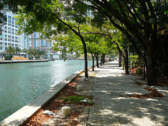 Miami River in Downtown Miami<br>Photo: <a href="https://commons.wikimedia.org/wiki/File:Miami_Riverwalk.jpg">Averette</a>, <a href="https://creativecommons.org/licenses/by/3.0">CC BY 3.0</a>, via Wikimedia Commons