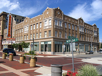 Paramount Theatre in Anderson<br>Photo: <a href="https://commons.wikimedia.org/wiki/File:Anderson,_Indiana_-_Paramount_Theater.JPG">Publichall</a>, <a href="https://creativecommons.org/licenses/by-sa/3.0">CC BY-SA 3.0</a>, via Wikimedia Commons