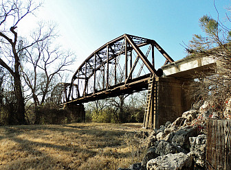 Railroad Bridge over the Colorado River in La Grange <br>Photo: <a href="https://www.flickr.com/photos/nakrnsm/" target="_blank">Patrick Feller</a> - Flickr