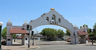Lodi Arch<br>Photo: <a href="https://commons.wikimedia.org/wiki/File:Lodi_CA_Arch.JPG">Randy Elliott</a>, <a href="https://creativecommons.org/licenses/by-sa/4.0">CC BY-SA 4.0</a>, via Wikimedia Commons