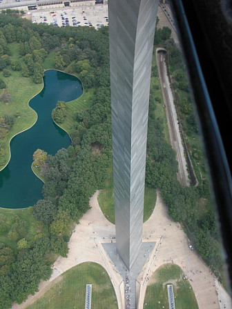 Gateway Arch from observation area<br>Photo: <a href="https://commons.wikimedia.org/wiki/File:Gateway_Arch_from_Observation_Area.JPG">Starkin at English Wikipedia</a>, <a href="https://creativecommons.org/licenses/by-sa/3.0">CC BY-SA 3.0</a>, via Wikimedia Commons