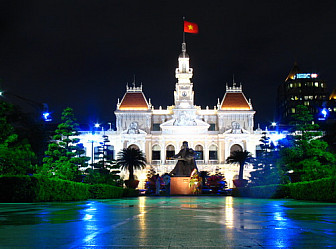 Ho Chi Minh City Hall at night<br>Photo: <a href="https://www.flickr.com/photos/41894167210@N01/247044991" target="_blank">Joshua Rappeneker</a>, via Flickr, CC 2.0