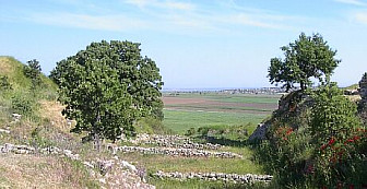 Hisarlik across the plain of Ilium to the Aegean Sea<br>Photo: <a href="https://commons.wikimedia.org/wiki/File:Ac.troy2.jpg">Adam Carr</a>, <a href="http://creativecommons.org/licenses/by-sa/3.0/">CC BY-SA 3.0</a>, via Wikimedia Commons